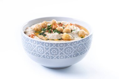 Beyaz arka planda izole edilmiş zeytinyağı, maydanoz ve kırmızı biberli nohut.