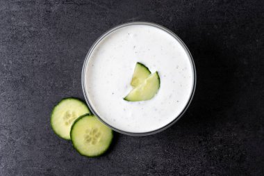 Siyah arkaplanda Yunan Tzatziki sosu