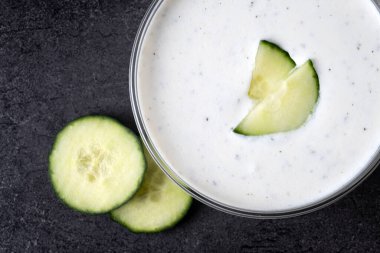 Siyah arkaplanda Yunan Tzatziki sosu