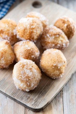 Geleneksel karnaval börekleri ya da ahşap masa üzerindeki buuelos de viento