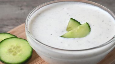  Tahta masaya Yunan Tzatziki sosu dök