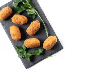 Kızarmış morina kroketleri beyaz arka planda izole edilmiş. Üst Manzara. Boşluğu kopyala