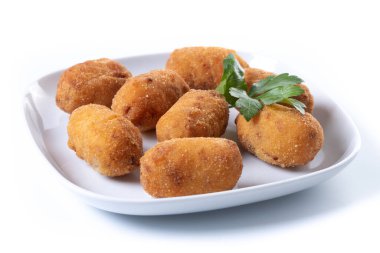 Kızarmış morina kroketleri beyaz arkaplanda izole edilmiş.