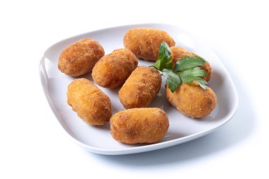 Kızarmış morina kroketleri beyaz arkaplanda izole edilmiş.