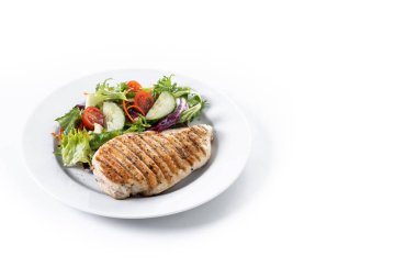 Sağlıklı ızgara tavuk ve beyaz arka planda salata. Boşluğu kopyala