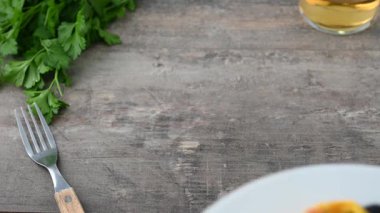 : Domates soslu İtalyan makarnası, kapari ve siyah zeytin.