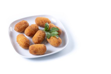 Kızarmış morina kroketleri beyaz arka planda izole edilmiş. Boşluğu kopyala