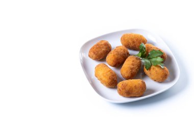 Kızarmış morina kroketleri beyaz arka planda izole edilmiş. Boşluğu kopyala