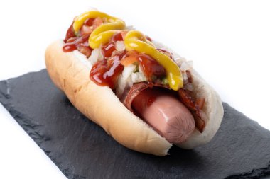 Sonoran sosislisi. Geleneksel Meksika sosislisi beyaz arka planda izole