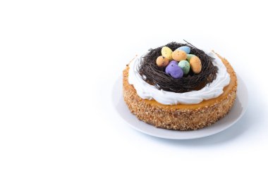 Beyaz arka planda izole edilmiş ev yapımı Paskalya pastası.