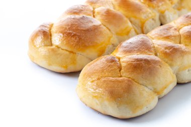 Geleneksel Paskalya örülmüş ekmek. Tsoureki örgüsü beyaz arkaplanda izole edildi