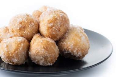 Geleneksel Karnaval börekleri veya beyaz arka planda izole edilmiş buuelos de viento