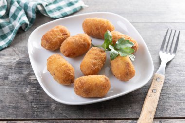 Tahta masada kızarmış morina kroketleri.