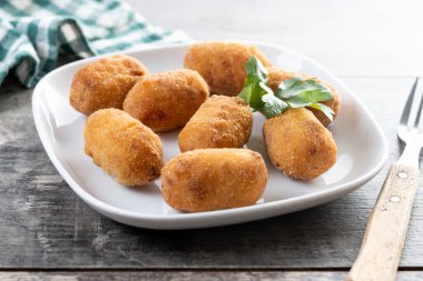 Tahta masada kızarmış morina kroketleri.