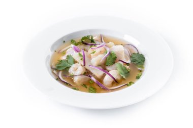Geleneksel Peru ceviche deniz levreği filetosu beyaz arka planda izole edilmiş.