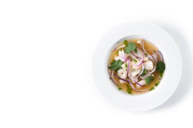 Geleneksel Peru ceviche deniz levreği filetosu beyaz arka planda izole edilmiş. Üst Manzara. Boşluğu kopyala