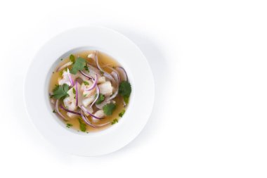 Geleneksel Peru ceviche deniz levreği filetosu beyaz arka planda izole edilmiş. Üst Manzara. Boşluğu kopyala