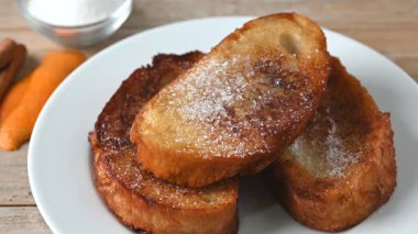 Kutsal hafta için geleneksel İspanyol torrijaları ahşap masada. Fransız tostu.