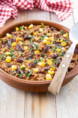 Geleneksel Meksika Chili con carne. Tahta masada domates soslu kıyma ve sebze yahnisi.