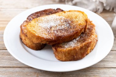 Kutsal hafta için geleneksel İspanyol torrijaları ahşap masada. Fransız tostu