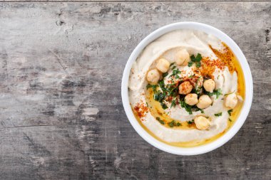Zeytin yağlı nohut, maydanoz ve ahşap masada kırmızı biber. Üst Manzara. Boşluğu kopyala