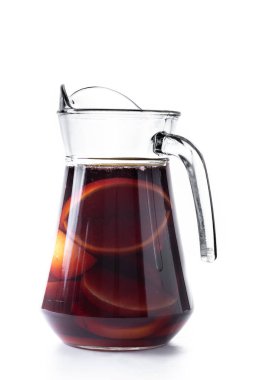 Serinletici Yaz Meyvesi Sangria kristal kavanozda beyaz arka planda izole. 