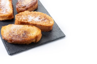 Kutsal Hafta için geleneksel İspanyol torrijaları beyaz arka planda izole edilmiş