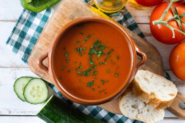 Geleneksel İspanyol Gazpacho çorbası ahşap masada.