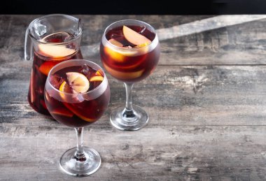 Yaz Citrus Meyveli Sangria 'yı ahşap masada kristal kavanozda ferahlatıyor.