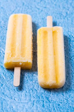 Mavi arkaplanda sarı buzlu şeker