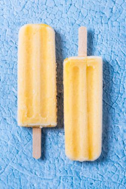 Mavi arkaplanda sarı buzlu şeker