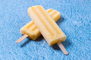 Mavi arkaplanda sarı buzlu şeker