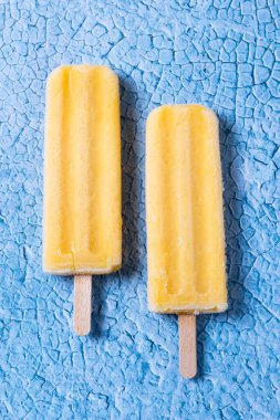 Mavi arkaplanda sarı buzlu şeker