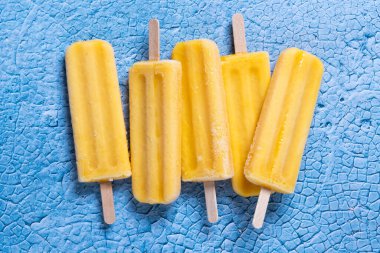 Mavi arkaplanda sarı buzlu şeker