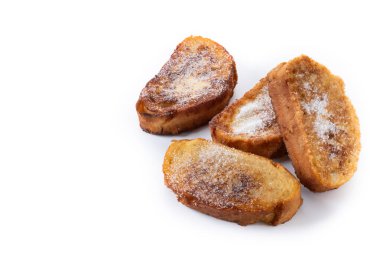 Kutsal hafta için geleneksel İspanyol torrijaları beyaz arka planda izole edilmiş. Boşluğu kopyala