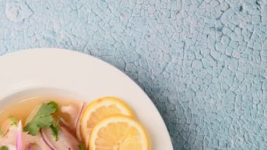 Geleneksel Peru ceviche deniz levreği filetosu