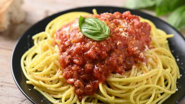 Tahta masadaki bolonez soslu spagetti.