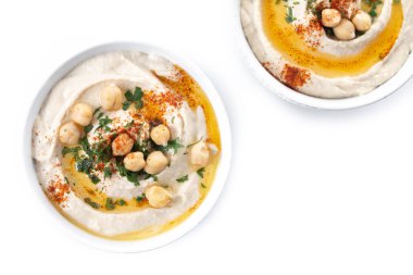 Beyaz arka planda izole edilmiş zeytinyağı, maydanoz ve kırmızı biberli nohut. Üst Manzara. Boşluğu kopyala