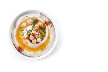 Beyaz arka planda izole edilmiş zeytinyağı, maydanoz ve kırmızı biberli nohut. Üst Manzara. Boşluğu kopyala