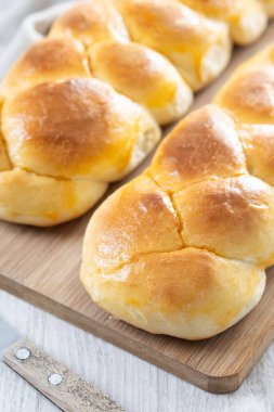 Geleneksel Paskalya örülmüş ekmek. Tahta masada Tsoureki örgüsü