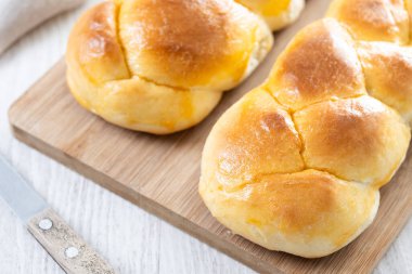 Geleneksel Paskalya örülmüş ekmek. Tahta masada Tsoureki örgüsü
