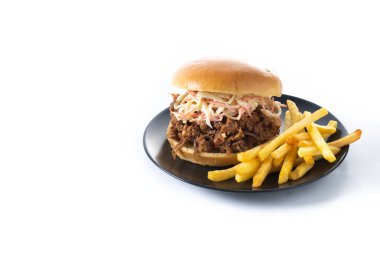 Lahana salatalı domuz sandviçi ve beyaz arka planda izole edilmiş patates kızartması. Boşluğu kopyala