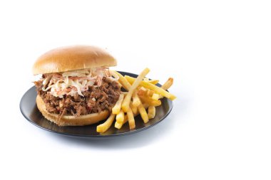 Lahana salatalı domuz sandviçi ve beyaz arka planda izole edilmiş patates kızartması. Boşluğu kopyala