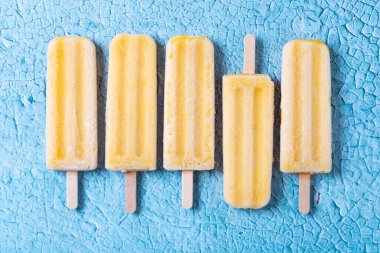 Mavi arkaplanda sarı buzlu şeker