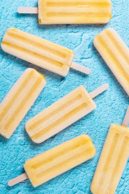 Mavi arkaplanda sarı buzlu şeker