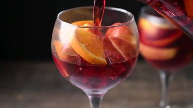 Serinletici yaz narenciye meyveli sangria kristal kavanozda
