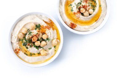 Beyaz arka planda izole edilmiş zeytinyağı, maydanoz ve kırmızı biberli nohut.