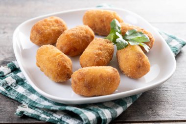 Tahta masada kızarmış morina kroketleri.