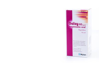 Beyaz arka planda izole edilmiş yapışkan ilaç şurubu kutusu