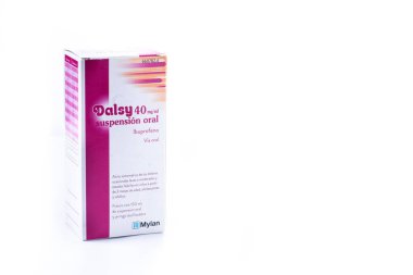 Beyaz arka planda izole edilmiş yapışkan ilaç şurubu kutusu